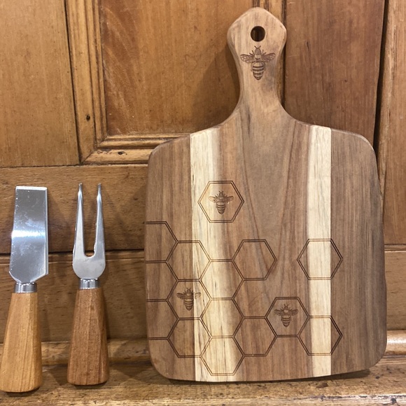 UPDATEd 08/23 - striped version still available. Small Cheese Board & Knives - Picture 2 of 3